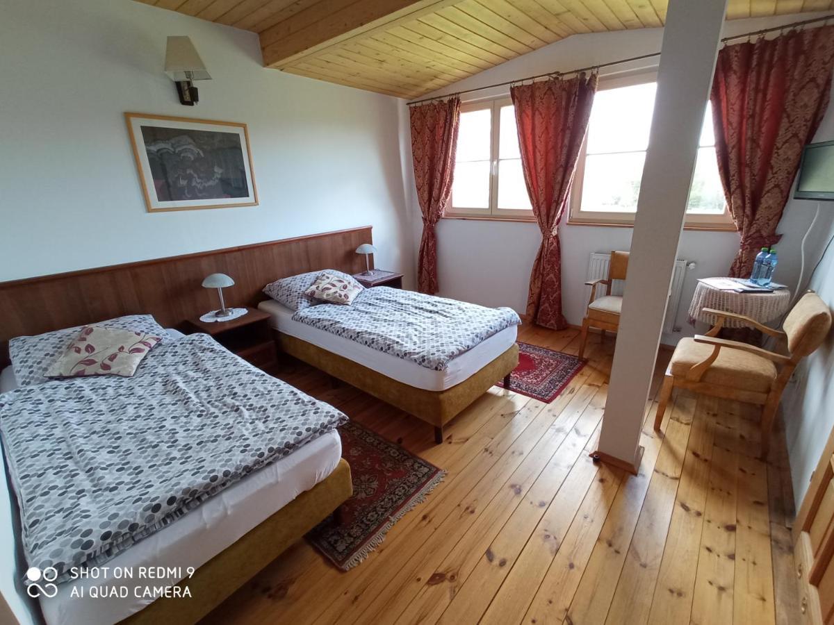 Dwor Strzyzew Bed & Breakfast